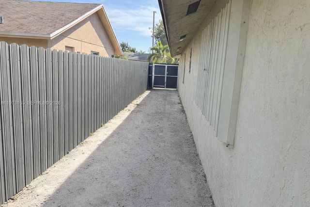 1801 NW 42nd St, Oakland Park, FL 33309