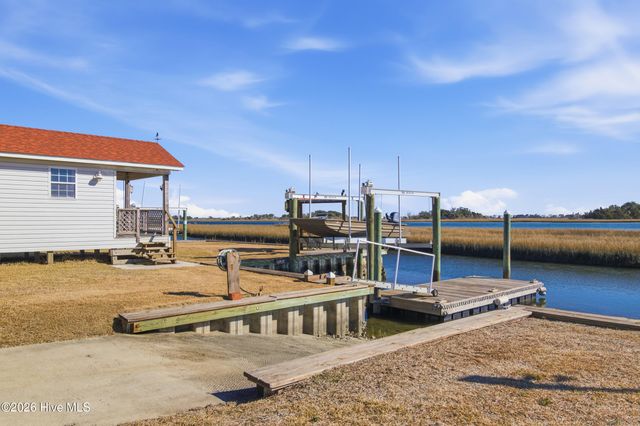 1044 Mallard Bay Road, Hampstead, NC 28443