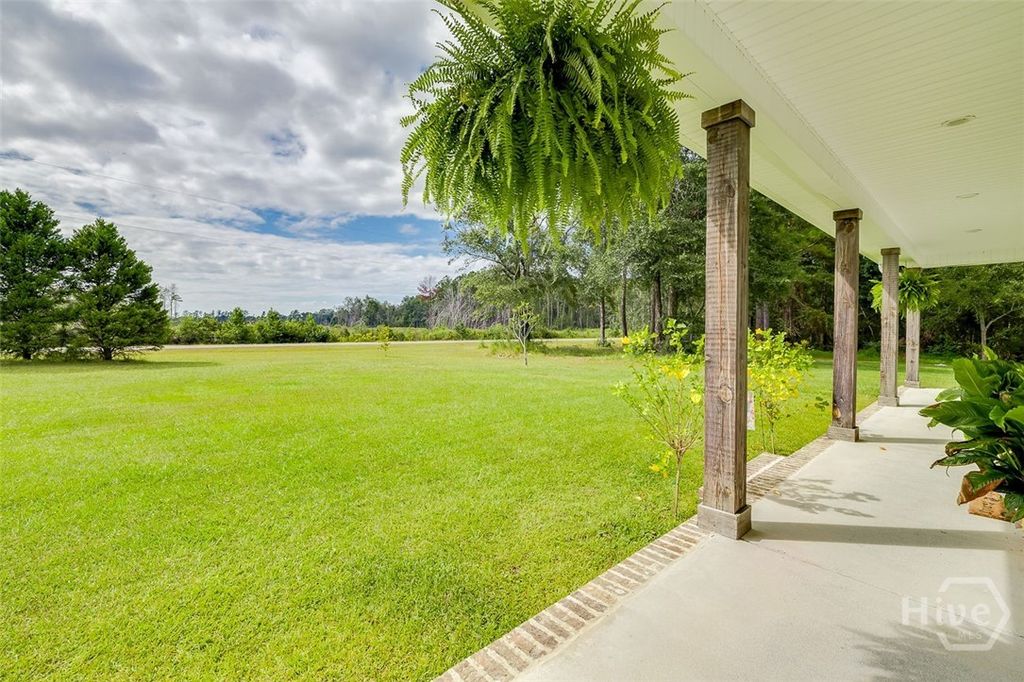 Image 4 of property listing at 3790 Old Dixie S, Springfield, GA 31329