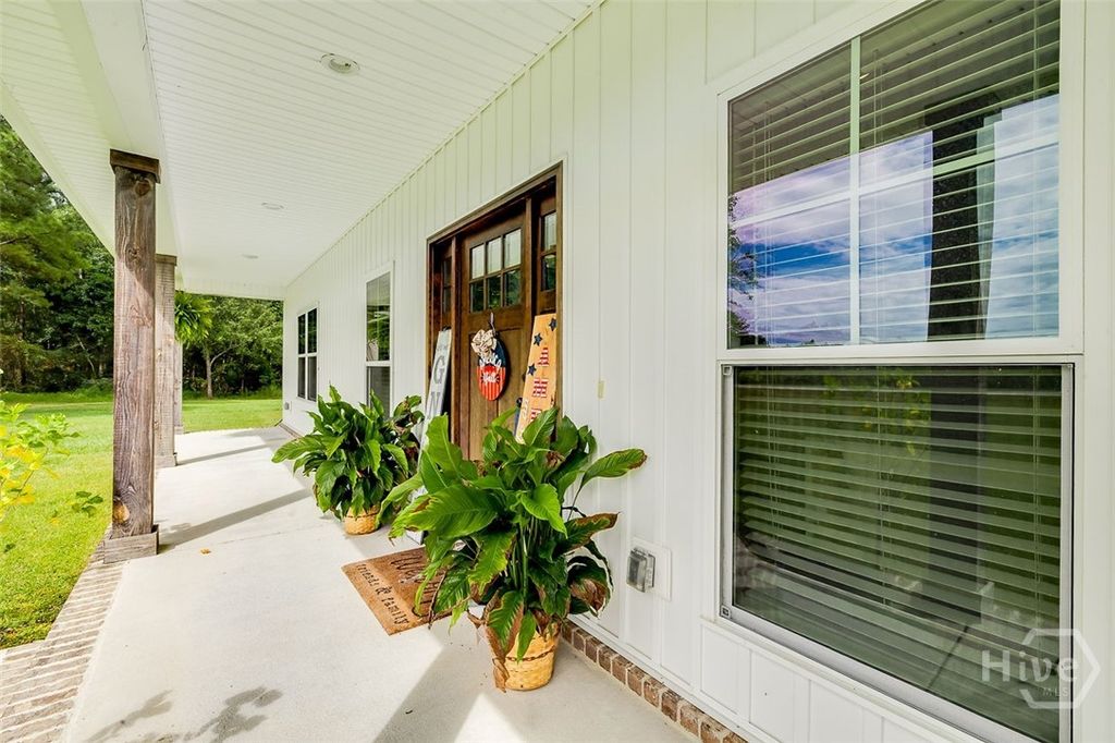 Image 5 of property listing at 3790 Old Dixie S, Springfield, GA 31329