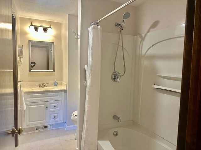 52 Frederick St 26, Dracut, MA 01826