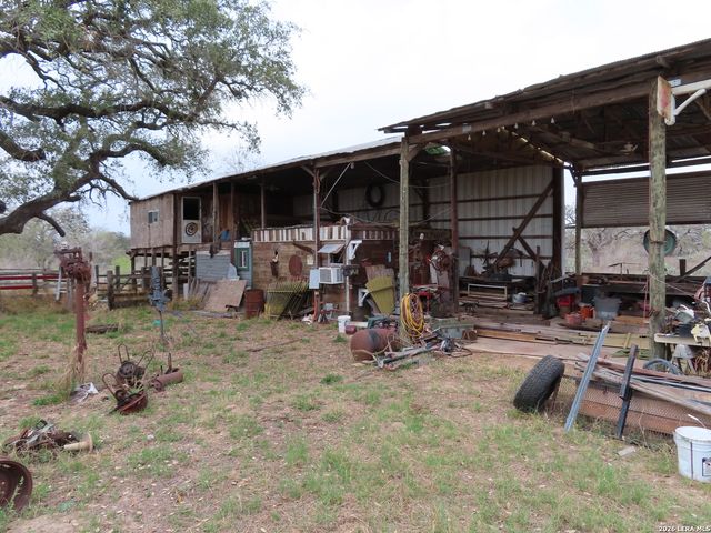 678 TANK HOLLOW RD, Poteet, TX 78065