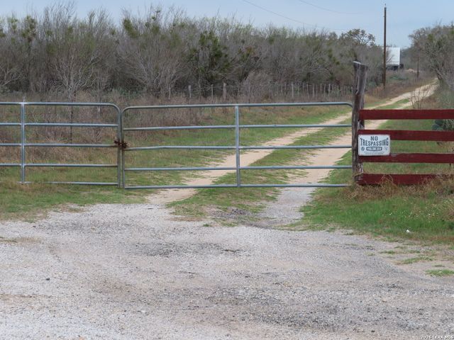 678 TANK HOLLOW RD, Poteet, TX 78065