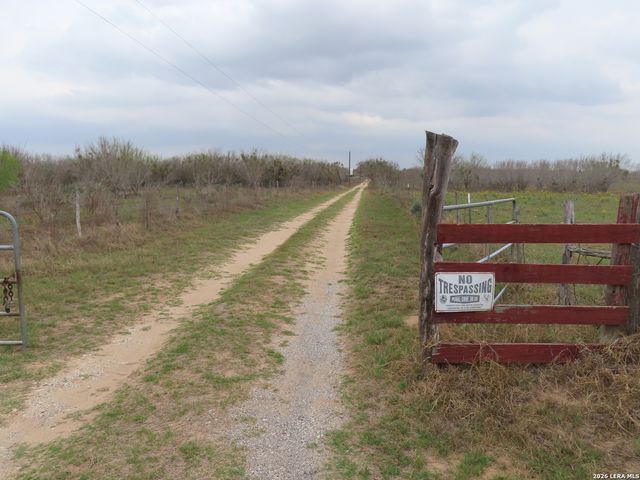 678 TANK HOLLOW RD, Poteet, TX 78065