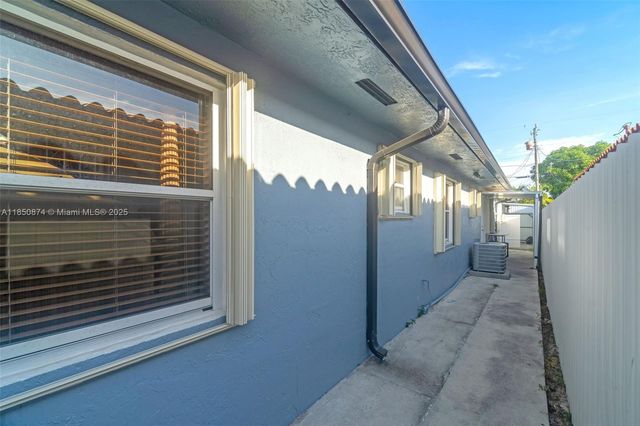 686 E 33rd St, Hialeah, FL 33013