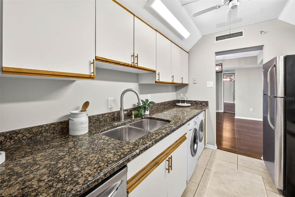 Image 22 of property listing at 3211 W SWANN AVENUE 502, Tampa, FL 33609