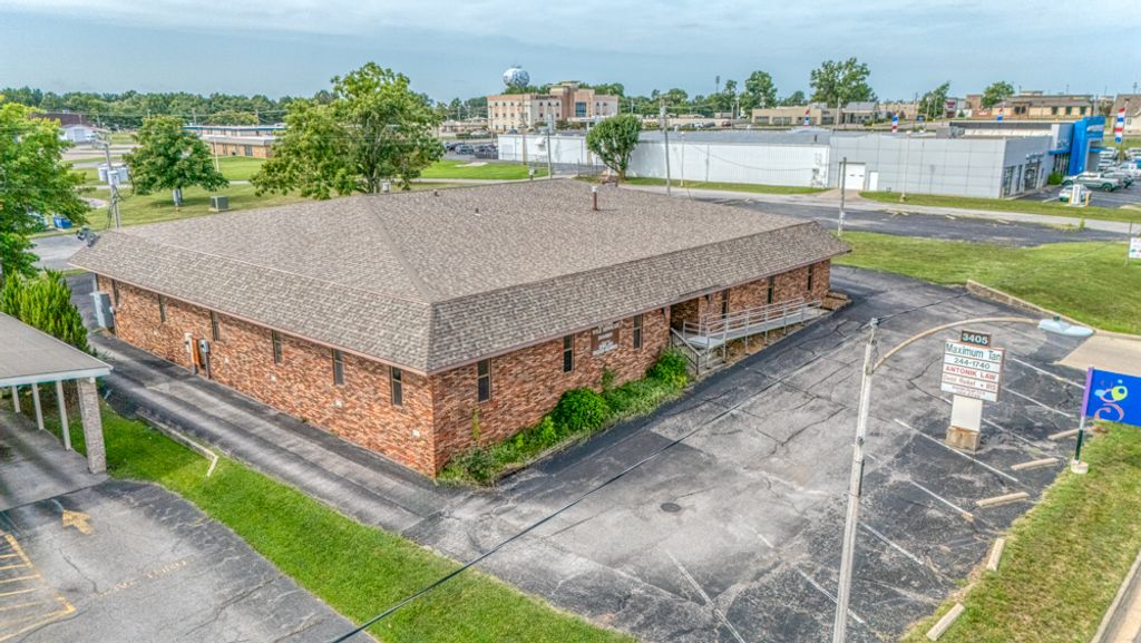Image 1 of property listing at 3405 Broadway Street, Mt Vernon, IL 62864