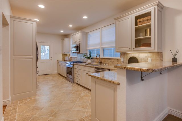 830 N Clinton Avenue, Dallas, TX 75208