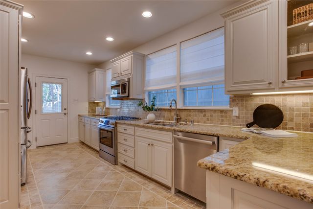 830 N Clinton Avenue, Dallas, TX 75208