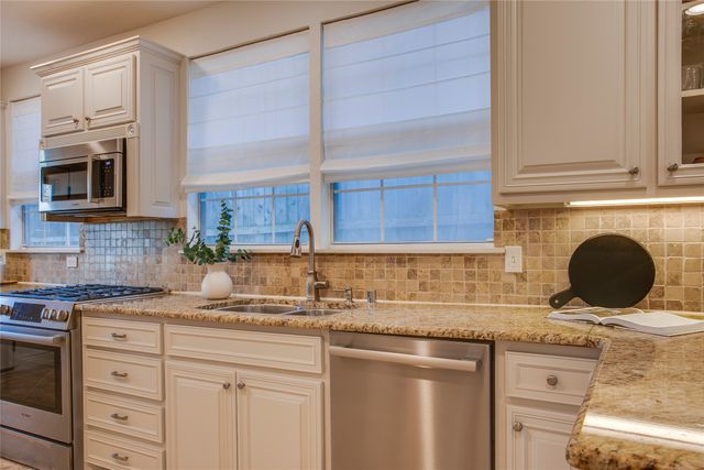 830 N Clinton Avenue, Dallas, TX 75208