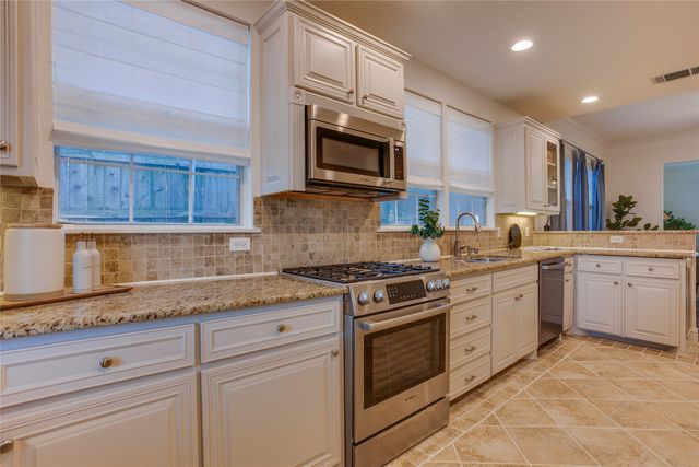 830 N Clinton Avenue, Dallas, TX 75208