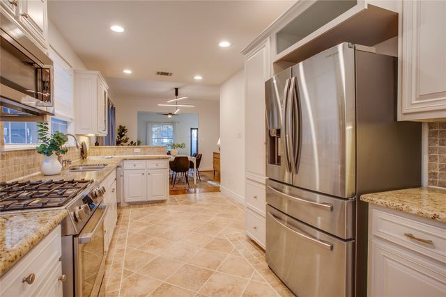 830 N Clinton Avenue, Dallas, TX 75208