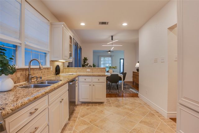 830 N Clinton Avenue, Dallas, TX 75208