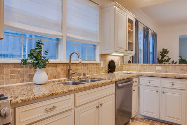 830 N Clinton Avenue, Dallas, TX 75208