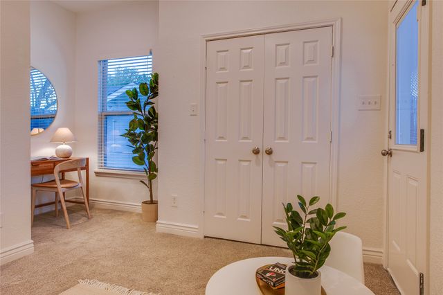 830 N Clinton Avenue, Dallas, TX 75208