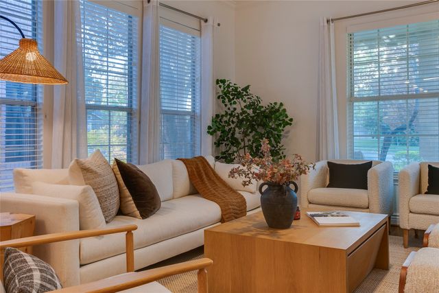 830 N Clinton Avenue, Dallas, TX 75208