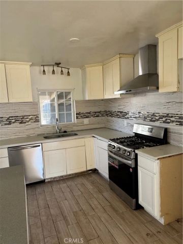 2101 S Sycamore, Santa Ana, CA 92707