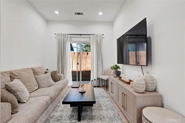 8612 Mason, Winnetka, CA 91306