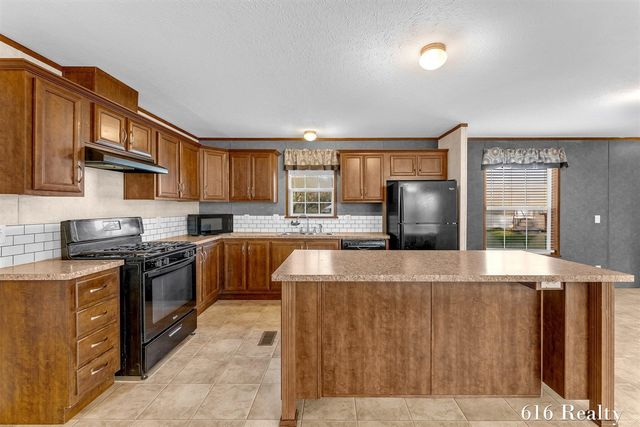 1412 Red Oak Lane, Belmont, MI 49306