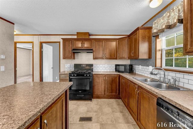 1412 Red Oak Lane, Belmont, MI 49306