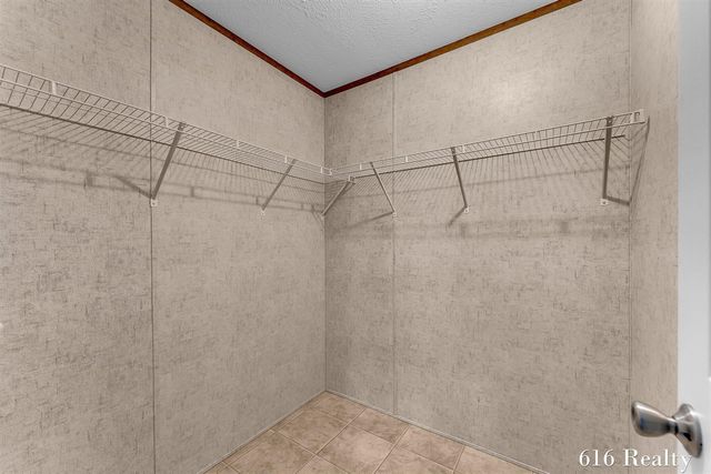 1412 Red Oak Lane, Belmont, MI 49306