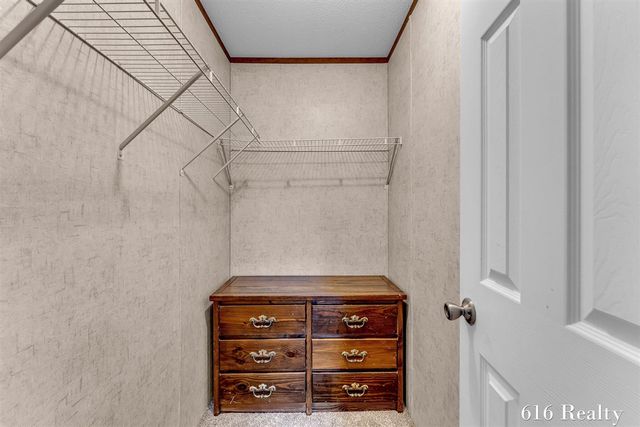 1412 Red Oak Lane, Belmont, MI 49306