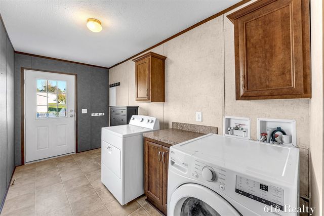 1412 Red Oak Lane, Belmont, MI 49306