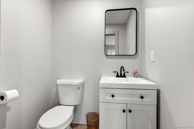 64 Broadway, Amityville, NY 11701