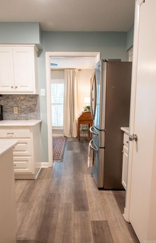 32 Hampshire Circle, Little Rock, AR 72212