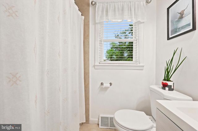 11 WARWICK RD, Stratford, NJ 08084