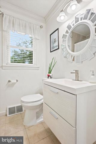 11 WARWICK RD, Stratford, NJ 08084