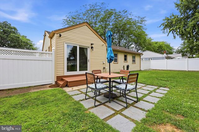 11 WARWICK RD, Stratford, NJ 08084