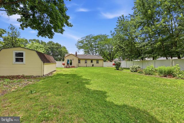 11 WARWICK RD, Stratford, NJ 08084