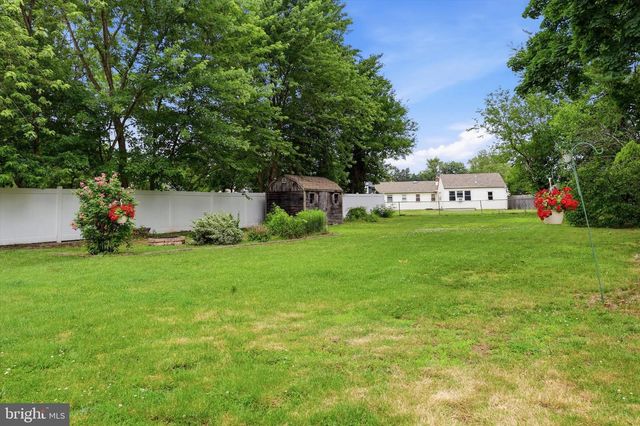 11 WARWICK RD, Stratford, NJ 08084