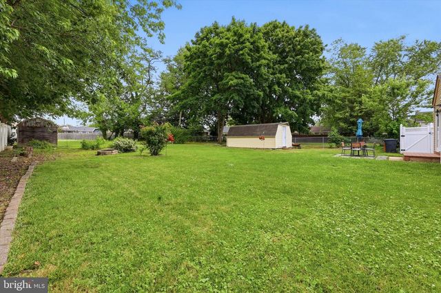 11 WARWICK RD, Stratford, NJ 08084