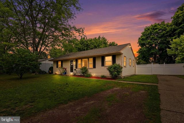 11 WARWICK RD, Stratford, NJ 08084