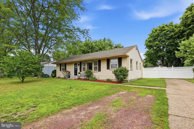 11 WARWICK RD, Stratford, NJ 08084