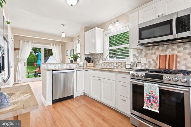 11 WARWICK RD, Stratford, NJ 08084