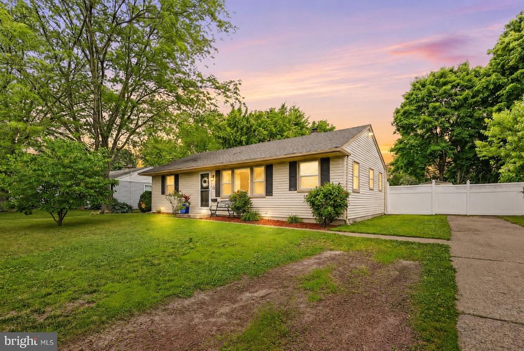 11 WARWICK RD, Stratford, NJ 08084