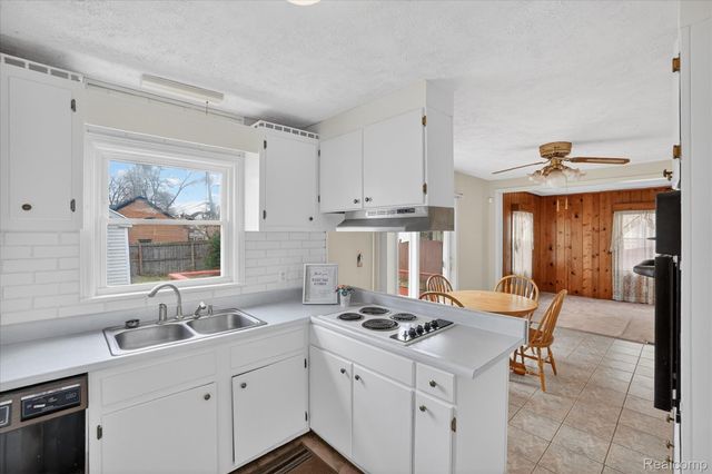 609 Everett Drive, Lansing, MI 48915