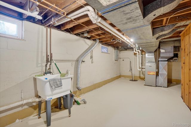 609 Everett Drive, Lansing, MI 48915