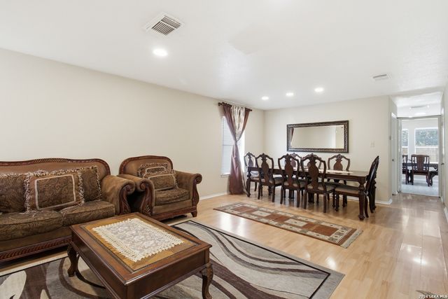 30 McLennan Oak, San Antonio, TX 78240