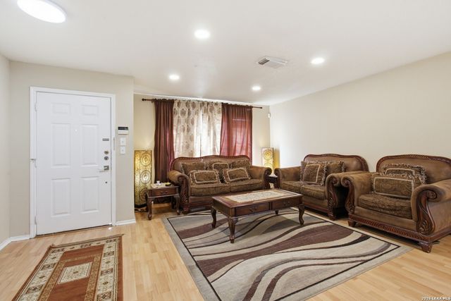 30 McLennan Oak, San Antonio, TX 78240