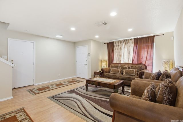 30 McLennan Oak, San Antonio, TX 78240