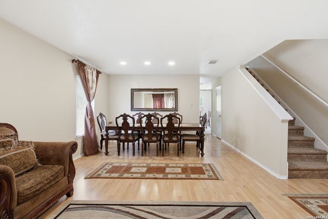 30 McLennan Oak, San Antonio, TX 78240