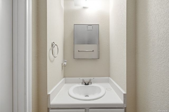 30 McLennan Oak, San Antonio, TX 78240