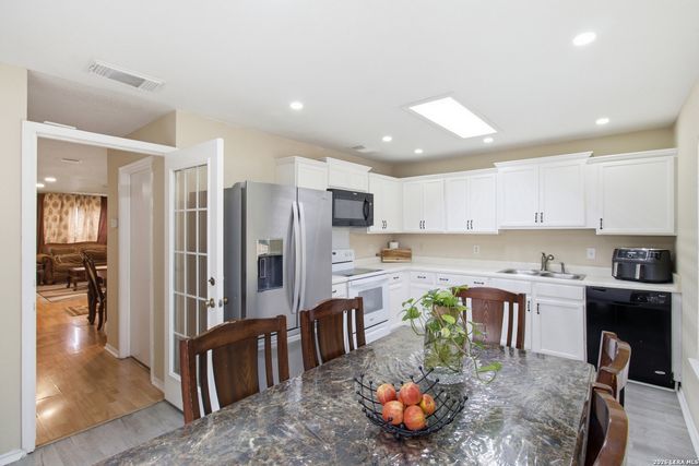 30 McLennan Oak, San Antonio, TX 78240