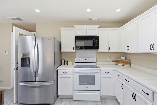 30 McLennan Oak, San Antonio, TX 78240