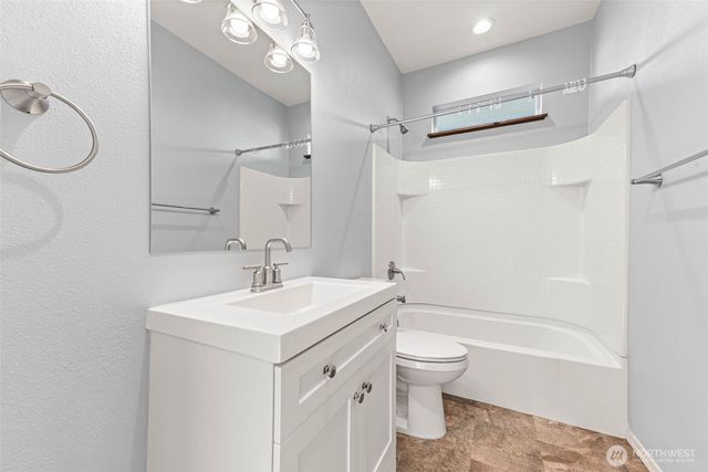 111 1st E, South Bend, WA 99586