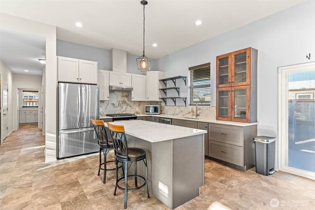 111 1st E, South Bend, WA 99586